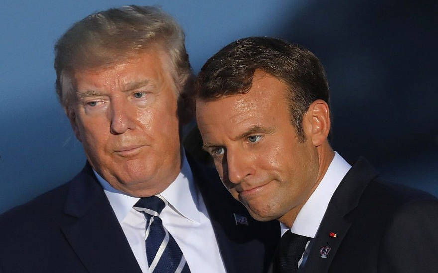 El presidente de los Estados Unidos, Donald Trump (izq.) Y el presidente de Francia, Emmanuel Macron, hablan antes de una foto familiar con los líderes e invitados del G7 en la cumbre del G7 en Biarritz, suroeste de Francia, el 25 de agosto de 2019. (Ludovic Marin / AFP)