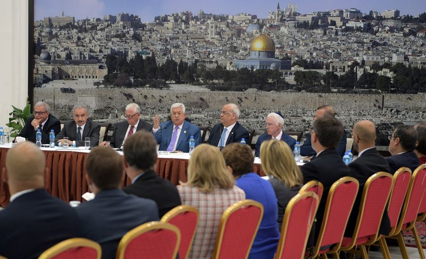 El presidente de la Autoridad Palestina, Mahmoud Abbas, hablando con miembros demócratas del Congreso el 7 de agosto de 2019. (Crédito: Wafa)