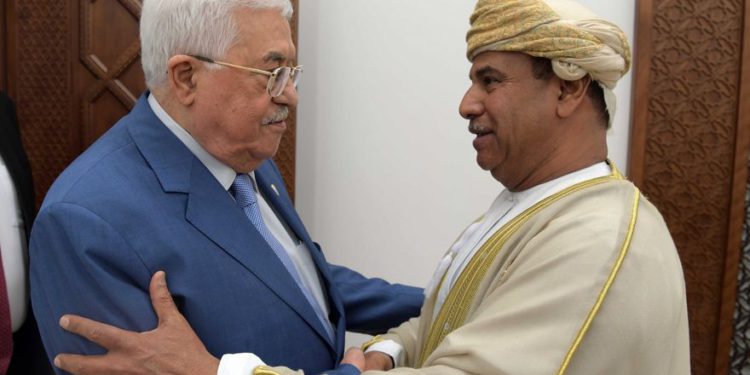 El presidente de la Autoridad Palestina, Mahmoud Abbas, y el embajador de Omán en Jordania Khamis bin Mohammed al-Faris se abrazaron en Ramallah el 6 de agosto de 2019. (Crédito: Wafa)