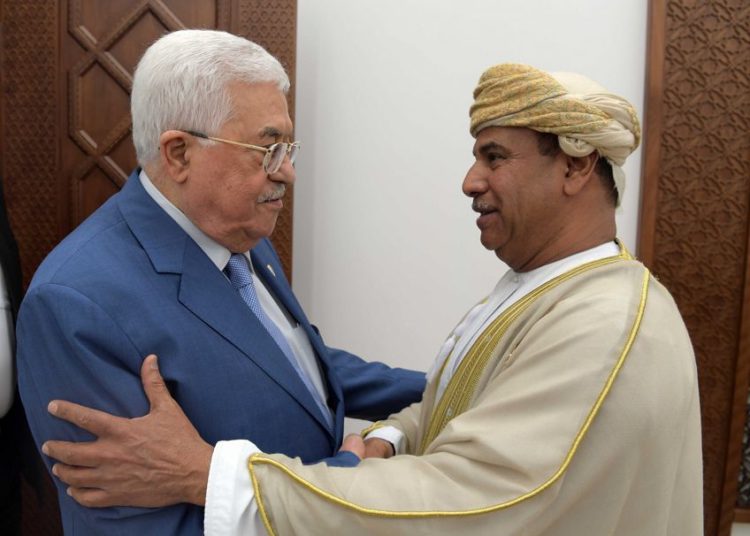 El presidente de la Autoridad Palestina, Mahmoud Abbas, y el embajador de Omán en Jordania Khamis bin Mohammed al-Faris se abrazaron en Ramallah el 6 de agosto de 2019. (Crédito: Wafa)