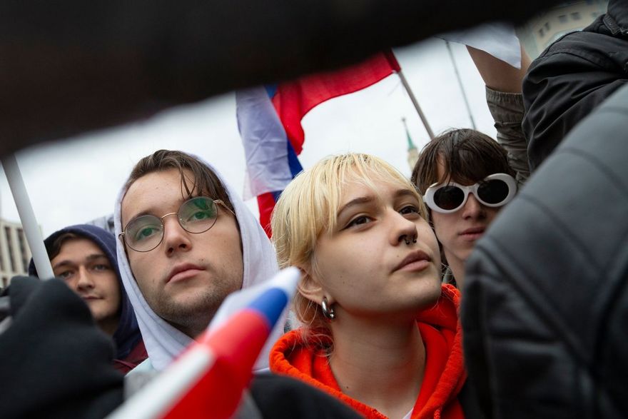 Los activistas escuchan a un orador durante una manifestación contra Putin en Moscú el sábado, cuando la policía antidisturbios detuvo a casi 150 manifestantes y transeúntes. FOTO: ALEXANDER ZEMLIANICHENKO / ASSOCIATED PRESS