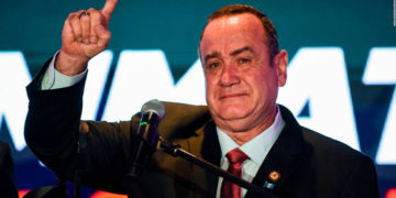 El presidente electo de Guatemala, Alejandro Giammattei, habla con sus partidarios en la sede de su campaña después de que cerraron las urnas el día de las elecciones en la Ciudad de Guatemala, 11 de agosto de 2019. (AP Photo / Oliver de Ros)