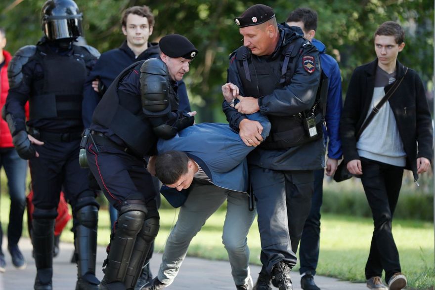 La policía antidisturbios rusa detiene a un participante en un mitin contra el gobierno de Putin en Moscú el sábado. FOTO: YURI KOCHETKOV / SHUTTERSTOCK
