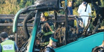 Policías fronterizos y bomberos se paran cerca de un autobús que fue bombardeado en un ataque terrorista en Jerusalén en abril. (Crédito de la foto: MARC ISRAEL SELLEM)