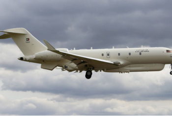 El avión espía de los Emiratos Árabes Unidos, en vuelo de prueba en el Reino Unido antes de ser entregado a los EAU - Robert Camp