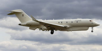El avión espía de los Emiratos Árabes Unidos, en vuelo de prueba en el Reino Unido antes de ser entregado a los EAU - Robert Camp
