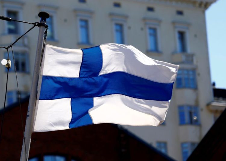 La bandera de Finlandia ondea en Helsinki, Finlandia, el 3 de mayo de 2017. (Crédito de la foto: INTS KALNINS / REUTERS)
