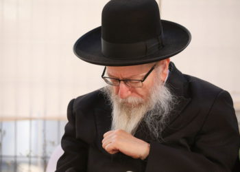 El viceministro de Salud, Yaakov Litzman, en la ceremonia de apertura de una nueva rama de su partido Agudath Israel, antes de las próximas elecciones, en la ciudad norteña de Safed, el 4 de julio de 2019. (David Cohen / Flash90)