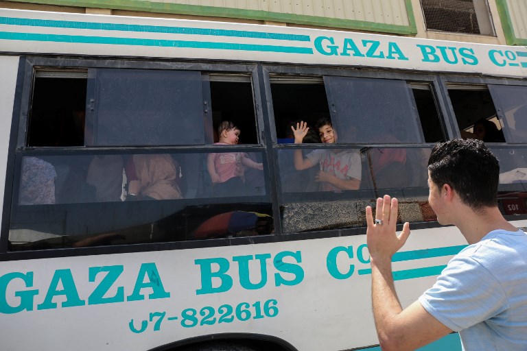 Los palestinos esperan para viajar a Egipto a través del cruce fronterizo de Rafah en el sur de la Franja de Gaza, el 18 de mayo de 2018. (AFP Photo / Said Khatib)