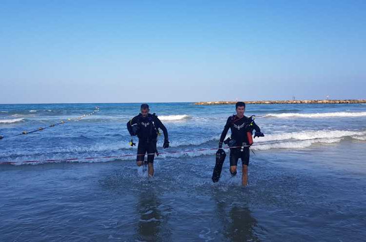 Fuerzas de rescate en busca de un nadador que desapareció en el mar frente a Tel Aviv el 20 de agosto de 2019. (Flash90)