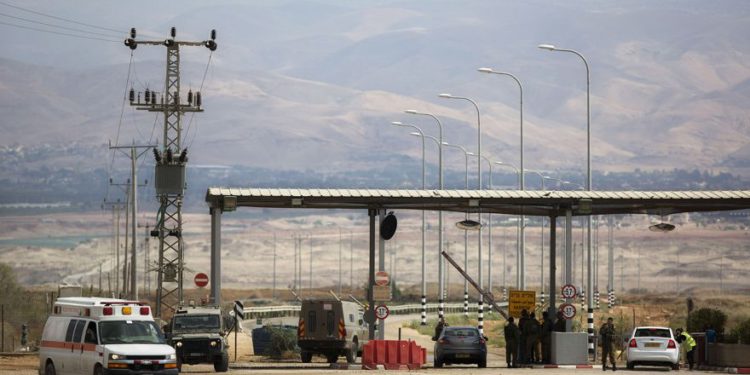 Ilustrativo: Un soldado israelí se encuentra en la entrada del cruce fronterizo de Allenby, el principal cruce fronterizo para los palestinos de Judea y Samaria que viajan a la vecina Jordania y más allá, el lunes 10 de marzo de 2014. (Foto AP / Sebastian Scheiner)