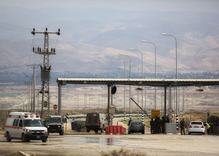 Ilustrativo: Un soldado israelí se encuentra en la entrada del cruce fronterizo de Allenby, el principal cruce fronterizo para los palestinos de Judea y Samaria que viajan a la vecina Jordania y más allá, el lunes 10 de marzo de 2014. (Foto AP / Sebastian Scheiner)