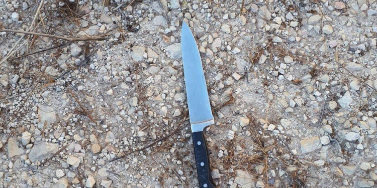 Un cuchillo encontrado en posesión de un sospechoso palestino detenido por las fuerzas de seguridad en Cisjordania, 25 de agosto de 2019. (Rescatadores sin fronteras).