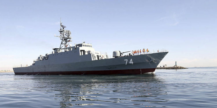 El nuevo destructor iraní Sahand navega en aguas del Golfo Pérsico, en Bandar Abbas, Irán, el 1 de diciembre de 2018. (Ejército iraní a través de AP)