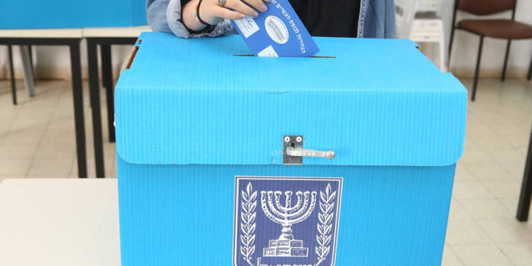 Un votante vota en las elecciones de la Knéset | Ilustración: Yehoshua Yosef