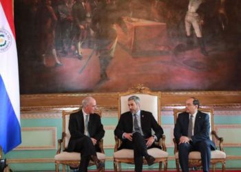 En esta imagen distribuida por la Oficina de Prensa del Gobierno de Paraguay, el presidente Mario Abdo Benítez, en el centro, habla con el nuevo embajador de Israel