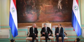 En esta imagen distribuida por la Oficina de Prensa del Gobierno de Paraguay, el presidente Mario Abdo Benítez, en el centro, habla con el nuevo embajador de Israel