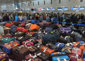 El mal funcionamiento del equipaje en el aeropuerto Ben-Gurion causa interrupciones en el viaje. (Crédito de la foto: AVSHALOM SASSONI / MAARIV)