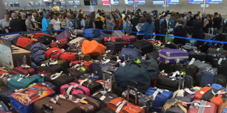 El mal funcionamiento del equipaje en el aeropuerto Ben-Gurion causa interrupciones en el viaje. (Crédito de la foto: AVSHALOM SASSONI / MAARIV)