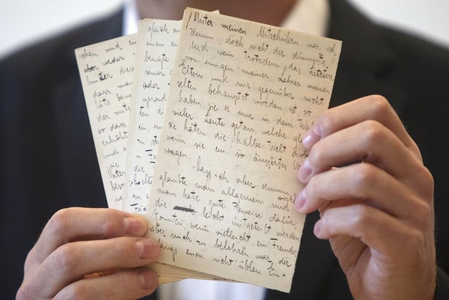 Escritos de Kafka, en su propia mano, adquiridos recientemente por la Biblioteca Nacional de Israel | Foto: AP Photo / Sebastian Scheiner