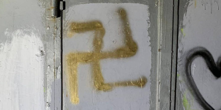 Dos jóvenes fueron arrestados por pintar esvásticas pintadas con aerosol y otros graffiti en las paredes de una calle en la Ciudad Vieja de Jerusalén el 12 de agosto de 2019. (Policía de Israel)