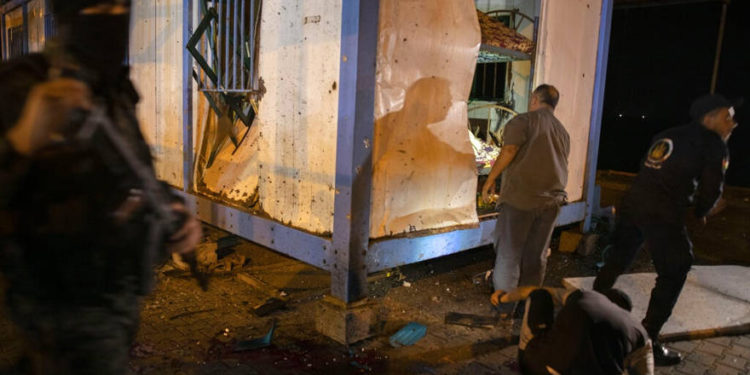 Los palestinos comprueban los daños luego de una explosión en un puesto de control de la policía de Hamas en la ciudad de Gaza, el miércoles | Foto: Foto AP / Khalil Hamra
