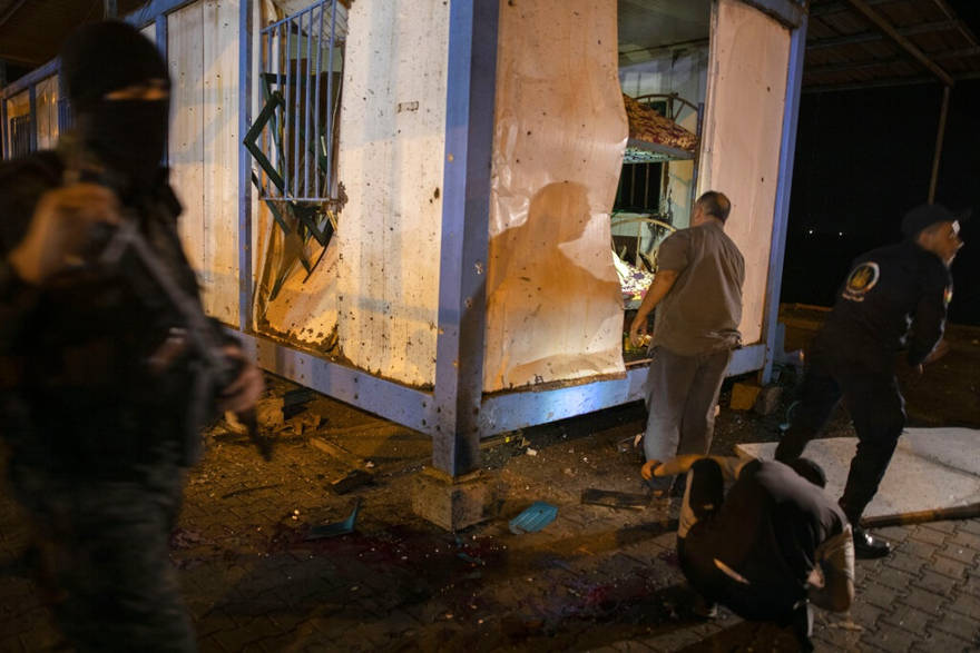 Los palestinos comprueban los daños luego de una explosión en un puesto de control de la policía de Hamás en la ciudad de Gaza, el miércoles | Foto: Foto AP / Khalil Hamra