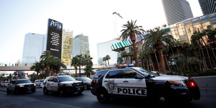 Vehículos policiales se alinean en Las Vegas Boulevard luego del tiroteo masivo en Las Vegas, Nevada, EE. UU., 4 de octubre de 2017 .. (Crédito de la foto: REUTERS / CHRIS WATTIE)