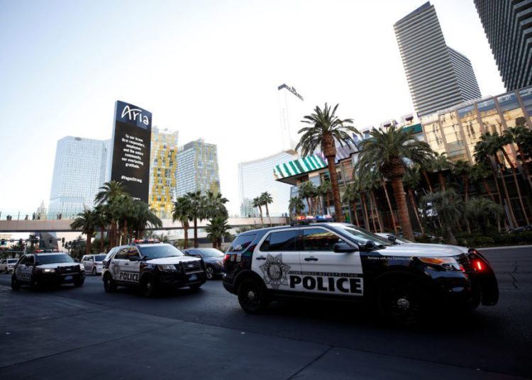 Vehículos policiales se alinean en Las Vegas Boulevard luego del tiroteo masivo en Las Vegas, Nevada, EE. UU., 4 de octubre de 2017 .. (Crédito de la foto: REUTERS / CHRIS WATTIE)