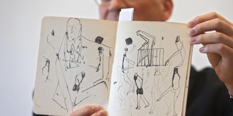 Un funcionario de la Biblioteca Nacional muestra dibujos del famoso autor alemán Franz Kafka en una conferencia de prensa en Jerusalem, el miércoles | Foto: AP / Sebastian Scheiner