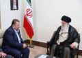 El subdirector de Hamas, Saleh Arouri, se reúne con el líder supremo iraní, el ayatolá Ali Khamenei, en Teherán, Irán, el 22 de julio de 2019 | Foto: AP