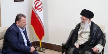 El subdirector de Hamas, Saleh Arouri, se reúne con el líder supremo iraní, el ayatolá Ali Khamenei, en Teherán, Irán, el 22 de julio de 2019 | Foto: AP