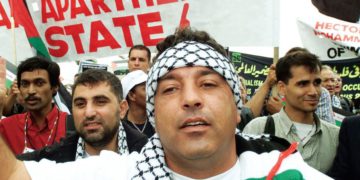 Manifestantes antiisraelíes en la Conferencia Mundial sobre Racismo en Durban, Sudáfrica, en 2001; El antisionismo musulmán está retomando desde donde dejó el antisemitismo cristiano. (Crédito de la foto: REUTERS)