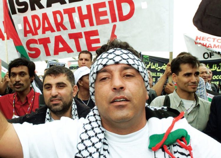 Manifestantes antiisraelíes en la Conferencia Mundial sobre Racismo en Durban, Sudáfrica, en 2001; El antisionismo musulmán está retomando desde donde dejó el antisemitismo cristiano. (Crédito de la foto: REUTERS)