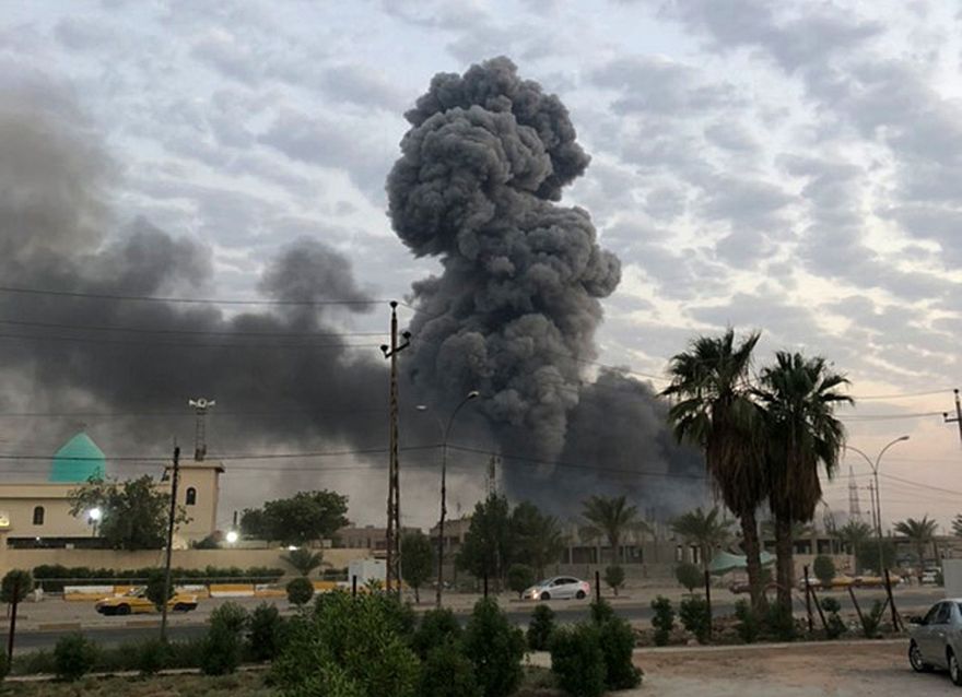 En esta foto del 12 de agosto de 2019, se levantan columnas de humo después de una explosión en una base militar al suroeste de Bagdad, Irak. (Foto AP / Loay Hameed)
