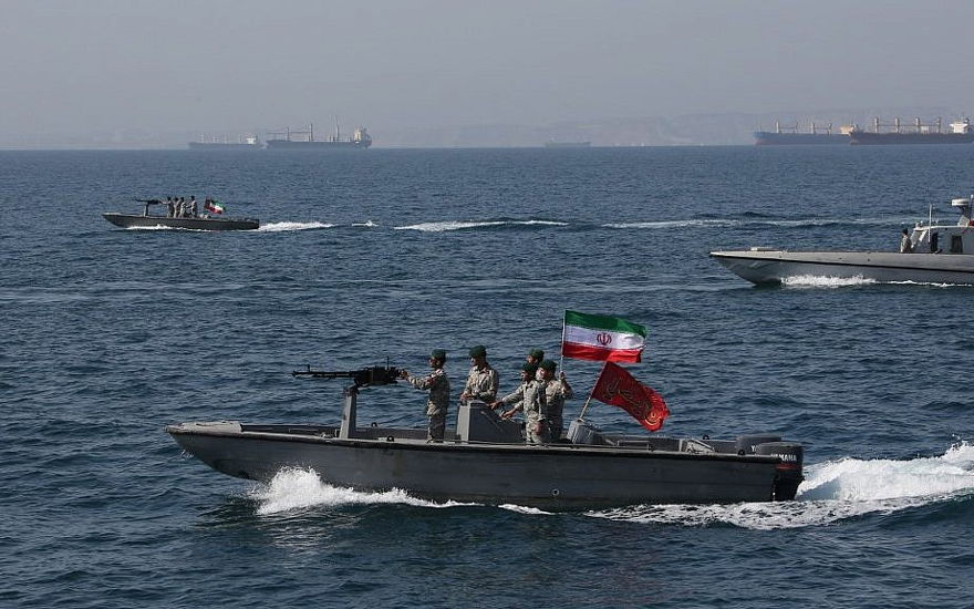 En esta foto de archivo tomada el 30 de abril de 2019, los soldados iraníes participan en el Día Nacional del Golfo Pérsico en el Estrecho de Ormuz. (Atta Kenare / AFP)