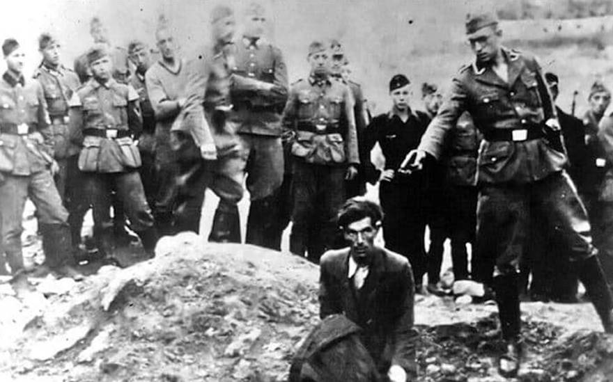 Una fotografía conocida como "El último judío en Vinnitsa", tomada durante el Holocausto en Ucrania, muestra a un hombre judío cerca de la ciudad de Vinnitsa a punto de ser asesinado a tiros por un miembro del Einsatzgruppe de los nazis. (Dominio publico)