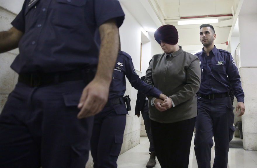 En esta foto de archivo del 27 de febrero de 2018, Malka Leifer, del centro, es llevada a un tribunal en Jerusalén. (Foto AP / Mahmoud Illean)