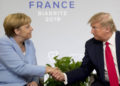 La canciller alemana, Angela Merkel, a la izquierda, y el presidente de los Estados Unidos, Donald Trump, hablan durante una reunión bilateral en el tercer día de la Cumbre anual del G7 en Biarritz, suroeste de Francia, el 26 de agosto de 2019. (Nicholas Kamm / AFP)
