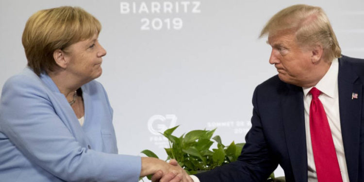 La canciller alemana, Angela Merkel, a la izquierda, y el presidente de los Estados Unidos, Donald Trump, hablan durante una reunión bilateral en el tercer día de la Cumbre anual del G7 en Biarritz, suroeste de Francia, el 26 de agosto de 2019. (Nicholas Kamm / AFP)