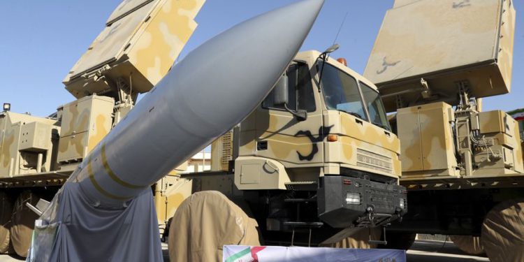 En esta foto publicada por el sitio web oficial de la oficina de la Presidencia iraní, se ve el sistema de misiles de defensa aérea Bavar-373 fabricado en Irán después de ser presentado por el presidente Hassan Rouhani, Irán, el jueves 22 de agosto de 2019. (Presidencia iraní Oficina vía AP)