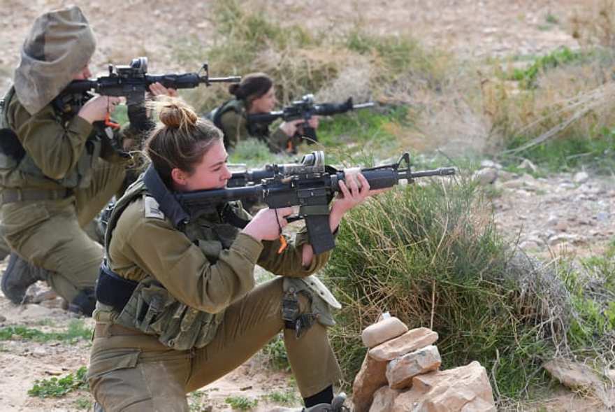 Mujeres soldados practican técnicas de combate | Foto: Yehuda Ben Itach