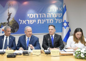 El primer ministro Benjamin Netanyahu en la reunión semanal del gabinete. (Crédito de la foto: AMOS BEN-GERSHOM / GPO)