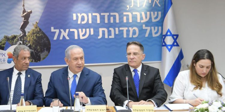 El primer ministro Benjamin Netanyahu en la reunión semanal del gabinete. (Crédito de la foto: AMOS BEN-GERSHOM / GPO)