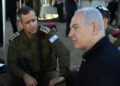 El primer ministro Benjamin Netanyahu, a la derecha, visita la frontera norte con el Jefe de Estado Mayor de las FDI, Aviv Kochavi, el domingo | Foto: GPO / Haim Zach