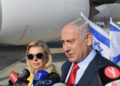 El primer ministro Benjamin Netanyahu habla con los periodistas antes de embarcarse en un viaje a Ucrania con su esposa, Sara, el 18 de agosto de 2019. (Crédito de la foto: AMOS BEN-GERSHOM / GPO)
