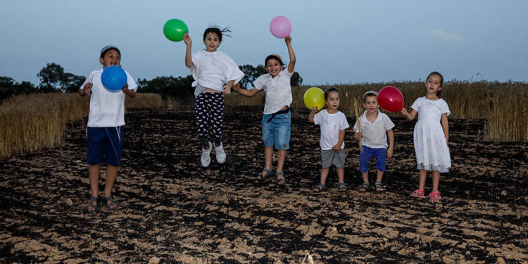 FDI escribe poemas que enseñan a los niños a alejarse de los globos incendiarios