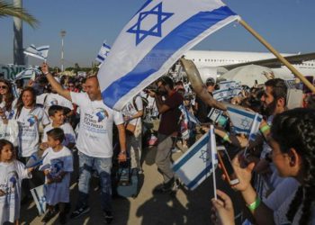 Inmigrante recién llegado al aeropuerto Ben Gurion (Foto: Nir Kafri)