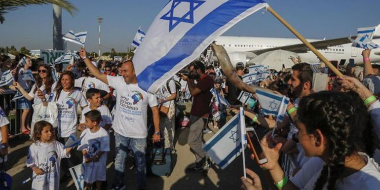 Inmigrante recién llegado al aeropuerto Ben Gurion (Foto: Nir Kafri)