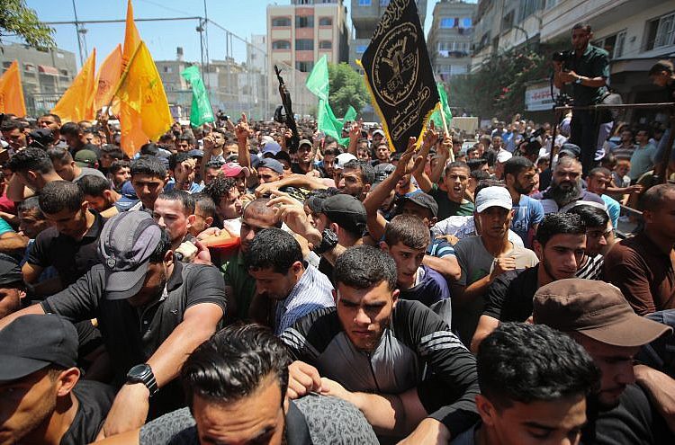 Los dolientes llevan el cuerpo del pistolero palestino Mohamad Al-Tramsi durante su funeral en la Franja de Gaza el 18 de agosto de 2019. Al-Tramsi fue asesinado junto con otros dos palestinos por los bombardeos de las FDI en respuesta a un intento de infiltración en Israel. Crédito: Hassan Jedi / Flash90.